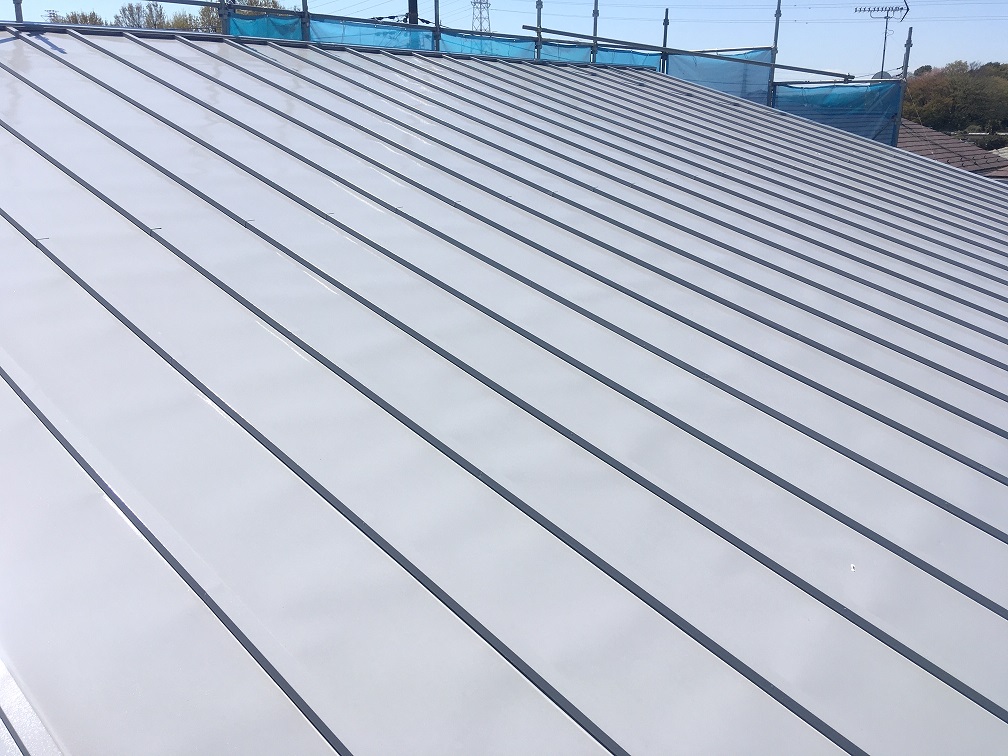 ガルバリウム鋼板屋根のシリコン樹脂配合遮熱塗装 写真
